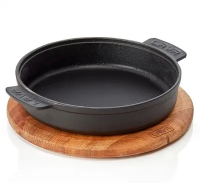 Zdjęcie produktu dla LAVA patelnia do smażenia/serwowania Ø 17 cm z drewnianą podstawką i bocznymi uchwytami, Patelnie do serwowania 36 emaliowane żeliwo seria