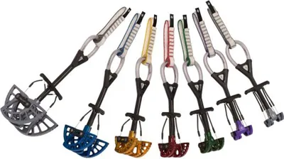 Produktfoto der "Camalot Ultralight" Klemmgeräte von Black Diamond in verschiedenen Farben.