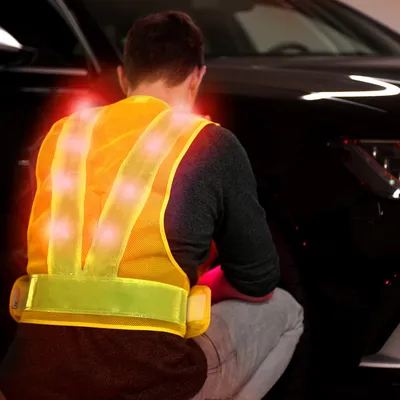 Produktbild von LED Warnweste Reflektor Sicherheitsweste - Security Weste mit 16 roten LED Lampen - Reflektierende Streifen Warnweste für z.B. Joggen Reiten kwmobile