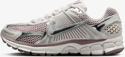 Produktbild von Nike Zoom Vomero 5 "Metallic Silver Platinum Violet" HV6417-001, Größe: 44