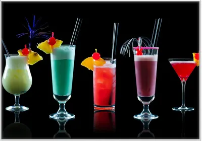 Produktbild von Wallario Wandbild Bunte Cocktails vor schwarzem Hintergrund, Größe: 70,30 x 100,30 cm, Poster mit weißem Kunststoffrahmen
