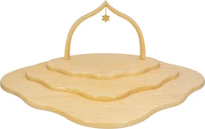 Das Bild zeigt ein dreistufiges Holzdisplay in natürlicher Farbe mit wellenförmigen Ebenen und einem Spitzbogen an der Spitze von dem ein kleiner Stern herabhängt