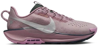 Obrázek produktu pro Nike React Pegasus Trail 5, barva: Plum Dust, Platinum Violet, Beyond Pink, Metallic Silver (dámská), velikost EU 41