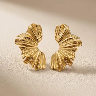 Produktbild von Lundholm Aukje Statement Ohrringe Damen Vergoldet – Große Blumen Ohrstecker 6 x 3,3 cm – Premium Edelstahl Gold PVD – Hypoallergen