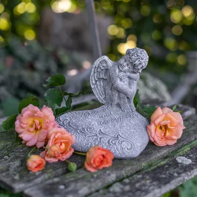 Produktbild von Engel auf Herz | Steinguss, grau | H 14cm x T 13,5cm