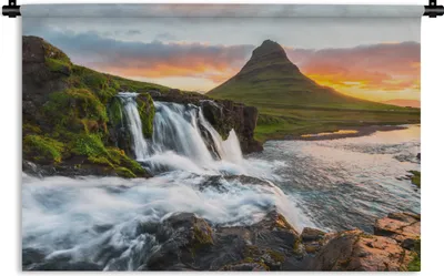Produktbild von MuchoWow® Wandteppich Wandbehang Der Berg Kirkjufell und der Wasserfall Kirkjufellfoss bei Sonnenaufgang in Island 90x60 cm Tapisserie Dekoration Wandtuch - Wandskulpturen - Bildteppich
