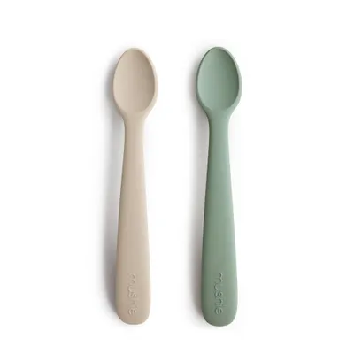 Produktbild von Mushie Silikon Fütterungslöffel 2er-Pack Fütter Löffel Fütterlöffel(Cambridge Blue/Shifting Sand)