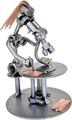 Immagine prodotto di Figurina in metallo "Ricercatrice" – scultura realizzata a mano in acciaio e rame