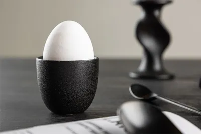 Image de WabiSabi coquetier en porcelaine solide noire.