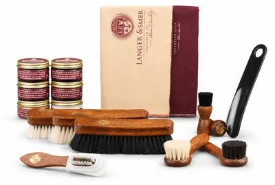 Produktbild von Langer & Messmer 17-teiliges Schuhpflegeset inkl. Pflegecremes und hochwertigen Rosshaarbürsten, KI-generiertes Bild
