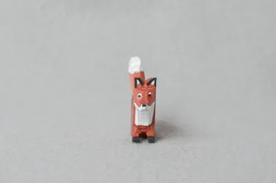 Zdjęcie produktu dla Drewniana zabawka Zwierzę z gumy Lis siedzący kolorowy wysokość 3 cm NOWY