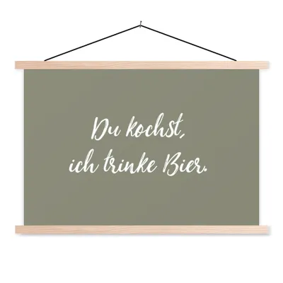 Produktbild von MuchoWow® Textilposter Sprichwörter - Du kochst, ich trinke Bier - Bier - Kochen - Zitate 60x40 cm mit holzfarbenen Rahmen - Bilder