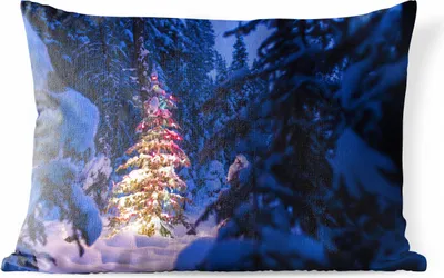 Produktbild von MuchoWow® Outdoor Kissen - Ein Weihnachtsbaum im verschneiten Wald - 60x40 cm - Wetterfest - Lounge Kissen - Zierkissen - Kissen für Innenräume