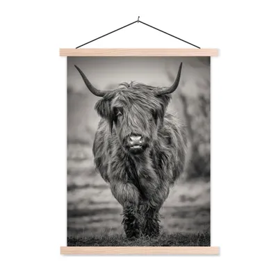 Produktbild von MuchoWow® Textilposter Schottischer Highlander - Schwarz und Weiß 40x53 cm mit holzfarbenen Rahmen - Schlafzimmer