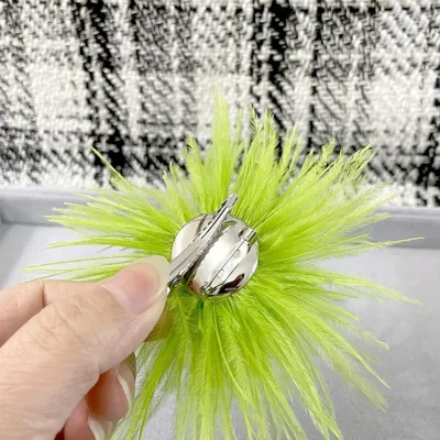 Produktbild von Straußfedern Haarspange - Federn Hut Blume für Frauen - Hochzeitsbroschen - Elegante Kopfbedeckung - Accessoires für Karneval - Halloween - Themenparty - Kostüm - Theater - Schwarz