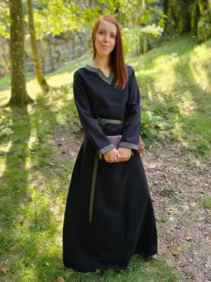 Produktbild von Mittelalterliches Kleid mit langen Ärmeln, schwarz, mit Borte „Sigyn” L