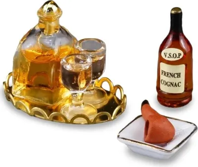 Zdjęcie produktu dla Miniatura koniaku na złotej tacy z fajką i kieliszkami