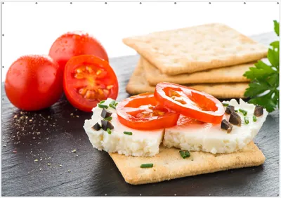 Produktbild von Wallario XXL Outdoor-Poster für Garten oder Balkon, Motiv Frisches Knäckebrot mit Tomaten und Käse, in ca. 400 x 280 cm