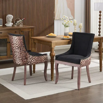 Image de Ensemble de 2 chaises de salle à manger de la marque A&A, revêtues d'un tissu renforcé, avec des pieds en bois, des clous en bronze et un motif léopard.