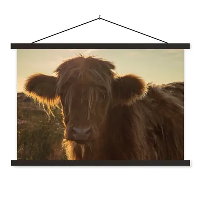 Produktbild von MuchoWow® Textilposter Schottischer Highlander - Sonnenuntergang - Gras 150x100 cm mit schwarzem Rahmen - Schlafzimmer