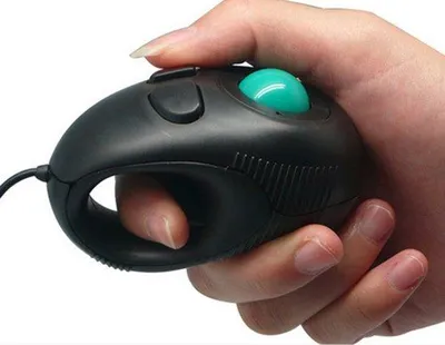 Productafbeelding van Ergonomisch USB-toetsenbord met mini-trackball, zwart, voor nauwkeurig scrollen, geschikt voor laptops en desktops, comfortabel ontwerp voor zowel linkshandigen als rechtshandigen.