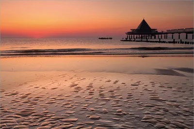 Produktbild von Wallario Premium Vliestapete Fototapete Strand am Abend - Seebrücke am Ostseebad Heringsdorf in der Größe 400 x 267 cm, extra dick, wird in 5 Teilen geliefert