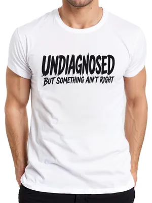 Immagine prodotto di T-shirt da uomo, colore bianco, taglia M, con la scritta: "Non diagnosticato, ma qualcosa non va" (stile sarcastico)