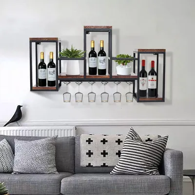 Imagen del producto de Estante metálico para vinos de pared, con soporte para copas y detalles de madera en estilo industrial, ideal para restaurantes o salones
