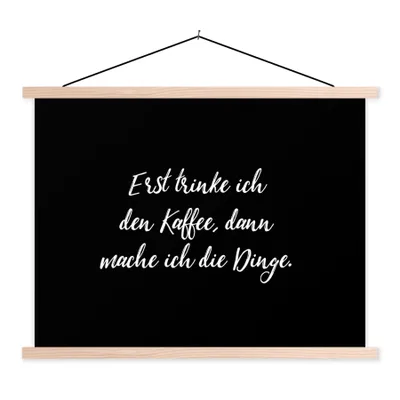 Produktbild von MuchoWow® Textilposter Zitate - Kaffee - Erst trinke ich den Kaffee, dann mache ich die Dinge - Sprichwörter 40x30 cm mit holzfarbenen Rahmen - Bilder
