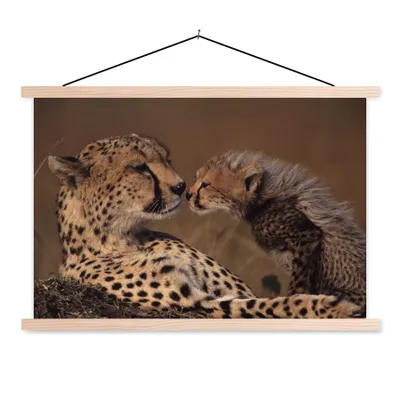 Produktbild von MuchoWow® Textilposter Gepardenmutter und Jungtier 60x40 cm mit holzfarbenen Rahmen - Bilder