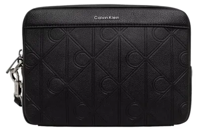 Produktbild von Calvin Klein XL EMBLEM AOP EMBO?SS POUCH W/ H Herren Tasche Schwarz : Größe - UNICA Größe: UNICA