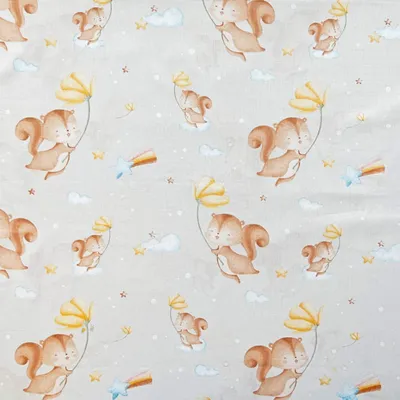 Produktbild von 100% Baumwolle Eichhörnchen mit Blumen auf grau-beigem Hintergrund