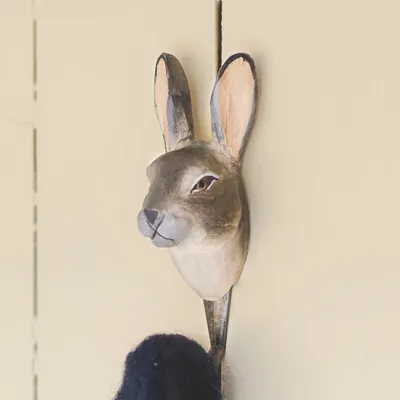 Produktbild von WILDLIFEGARDEN Wildlife Garden WG510 Haken Schneehase - Handgeschnitzter Tierhaken aus Holz und Metall - Sammlung Europäische Tiere