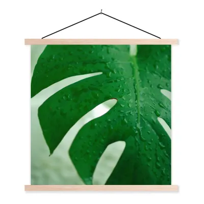 Produktbild von MuchoWow® Textilposter Nahaufnahme von Tröpfchen auf einem Blatt der Käsepflanze (Monstera deliciosa) 60x60 cm mit holzfarbenen Rahmen - Wanddekoration
