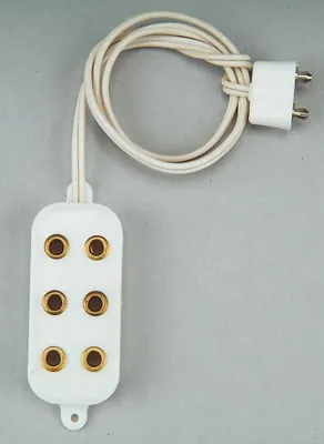 Produktbild von Puppenhaus Elektrozubehör – Verteiler mit 3 Steckdosen, weiß