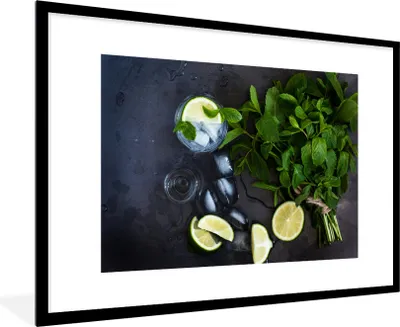Produktbild von MuchoWow® Gerahmtes Poster Ein erfrischender Mojito ein typisches Sommergetränk 90x60 cm - Poster mit Schwarzem Bilderrahmen Wandposter Rahmen Foto Bilder - Wanddekoration - Fotos