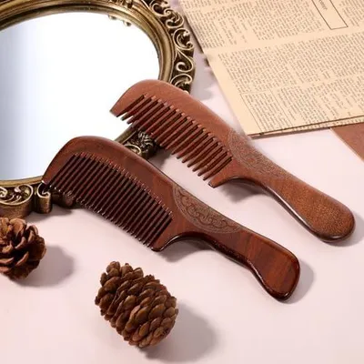 Produktbild von 2-teiliger Holzkamm aus natürlichem Sandelholz für Damen und Herren – antistatischer Locken- und Grobzahnkamm zur Kopfhautmassage, für Strähnen und mit Sandelholzduft