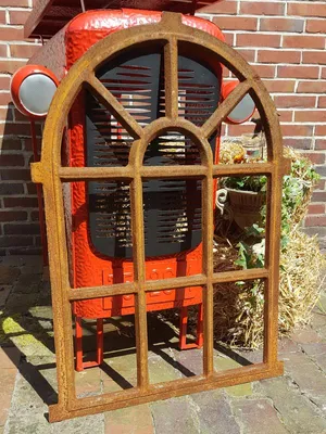 Großes Stallfenster mit Rundbogen
