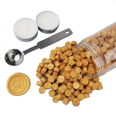 Imagen del producto de Perlas de cera para sellar, color dorado, 300 unidades, con 2 velas blancas y 1 cucharilla para fundir la cera, ideales para sellar tarjetas y sobres