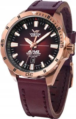 Produktbild von Die Herrenuhr VOSTOK EUROPE NH35A-320B679 in klassischem Braun ist wasserdicht.
