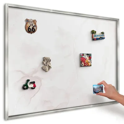 Produktbild von Magnettafel 100x70 cm in einem silbernen Rahmen - Magnetische Metalltafel, Magnetpinnwand zur Wandmontage für Wohnzimmer, Küche, Flur, Kinderzimmer und Büro - Marmor-Eleganz
