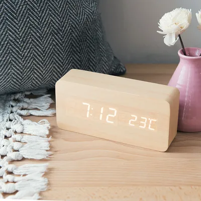 Produktbild von kwmobile Wecker Uhr in Holzoptik digital - Digitalwecker Anzeige von Uhrzeit Temperatur Datum - Alarm Clock mit USB Kabel in Birke mit weißen LEDs