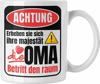 Produktbild von Trendation - Oma Tasse Geschenk Lustiger Spruch Geschenkidee Beste Oma Die Oma Betritt den Raum (Weiß)