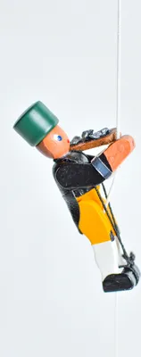 Produktbild von Holzspielzeug Kletterfigur Bergmann Höhe=6,5 (Kletterseil ca 45 cm)cm NEU