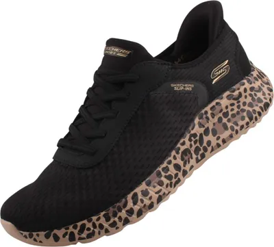 Auf dem Bild ist ein schwarzer Freizeitschuh abgebildet der von der Seite betrachtet wird. Der Schuh zeigt ein schlichtes Design mit einer dynamischen Linienführung und einer strukturierten Oberfläche.