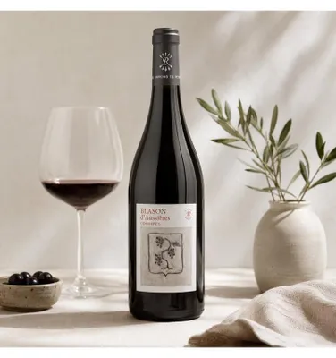 Produktbild von Selbstverständlich wird die gute Bordelaiser Tradition der Zweitweine auch auf Château d?Aussières gepflegt. Der kleine Bruder des Grand Vin empfiehlt sich mit einem ausgefeilten, südfranzösisch geprägten Duftstrauß von mediteranen