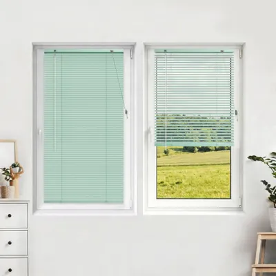 Produktbild von LightLess Prime Aluminium-Jalousie, 25 mm, verdunkelnd, 110 x 200 cm, mondschein-grün matt ohne Bohren, L-Lamellen, Sichtschutz & Hitzeschutz, robust, feuchtraumgeeignet, einfache Montage Victoria M.