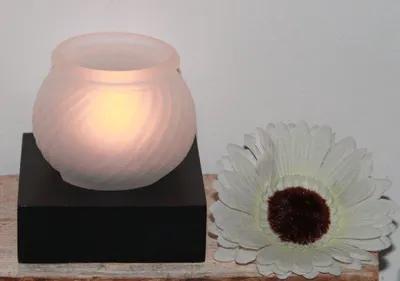 Produktbild von 012, Teelichtlampe Teelichtleuchte schwarz Glas matt Holz 8x8cm