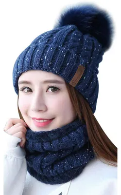 Immagine prodotto di Set invernale da donna composto da berretto e sciarpa blu navy, con pompon in ecopelliccia, fodera in pile caldo, berretto in maglia e sciarpa a tubo