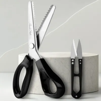 Produktbild von Handi Stitch Zackenschere mit Fadenschneider - Schneiderschere Stoffschere Zickzack 22,86cm Edelstahl Griff Schwarz – Schere Scharf zum Schneiden von